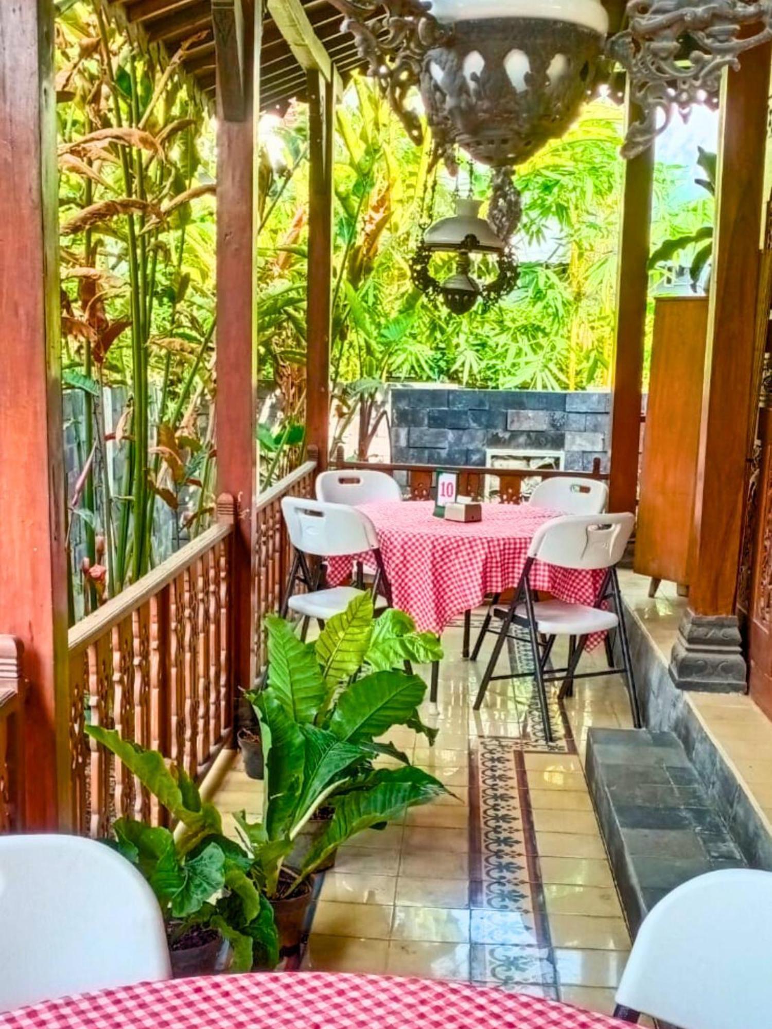 Ndalem Nitihardjan Hotel มาเกอลัง ภายนอก รูปภาพ