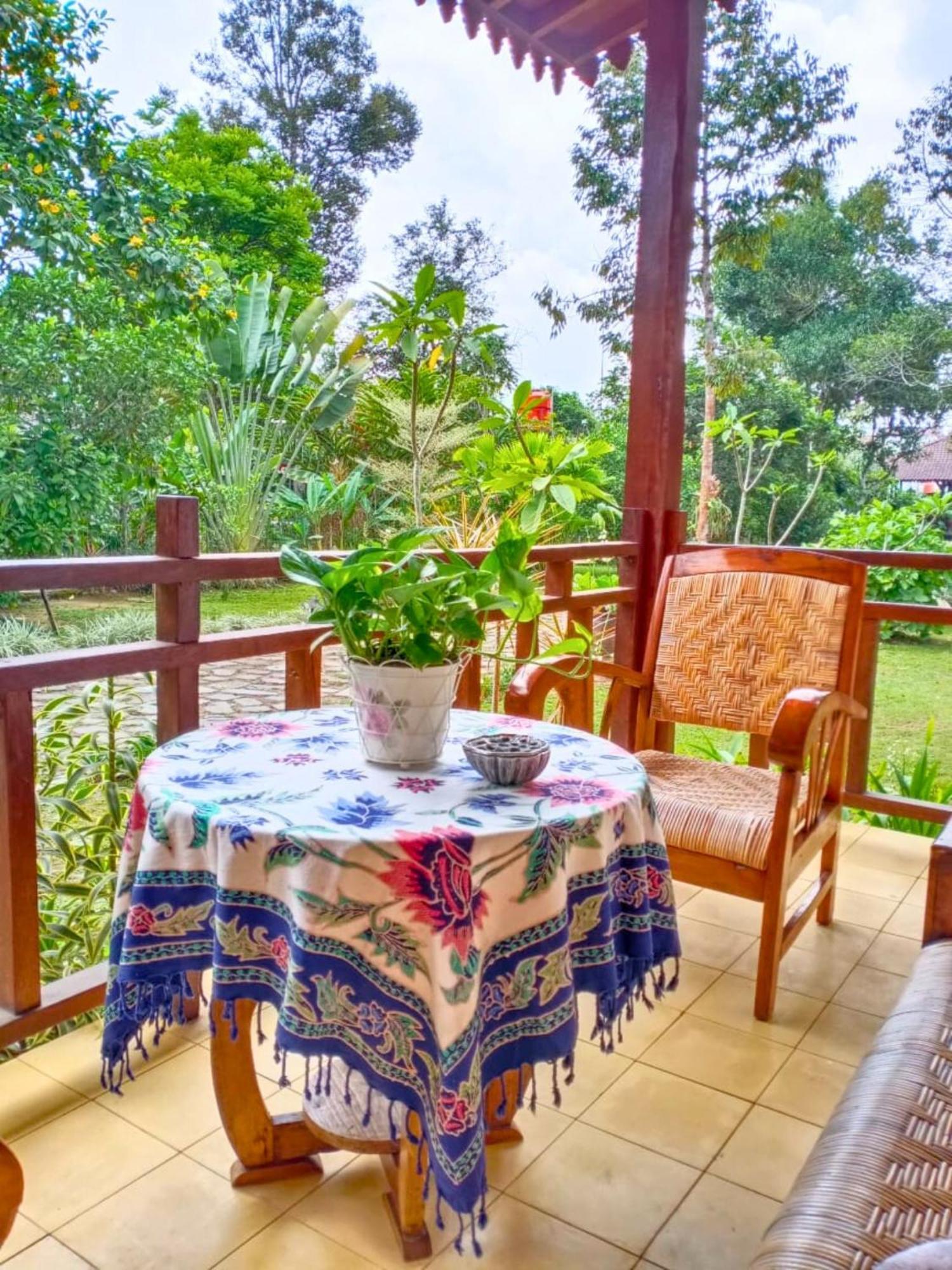 Ndalem Nitihardjan Hotel มาเกอลัง ภายนอก รูปภาพ