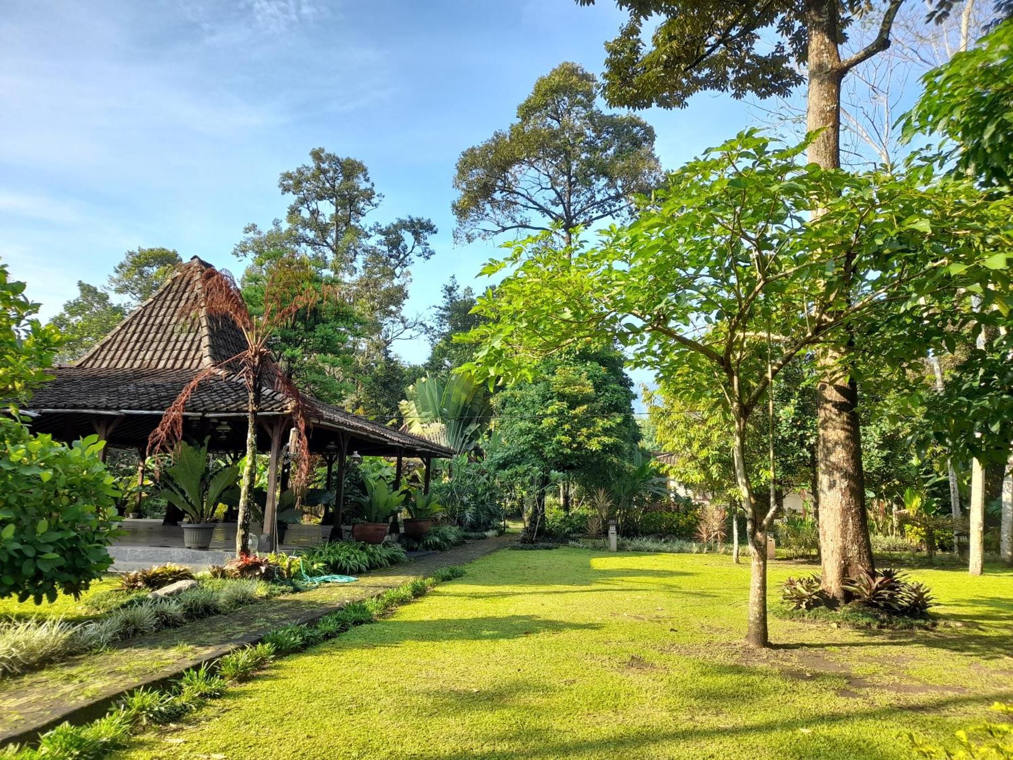 Ndalem Nitihardjan Hotel มาเกอลัง ภายนอก รูปภาพ